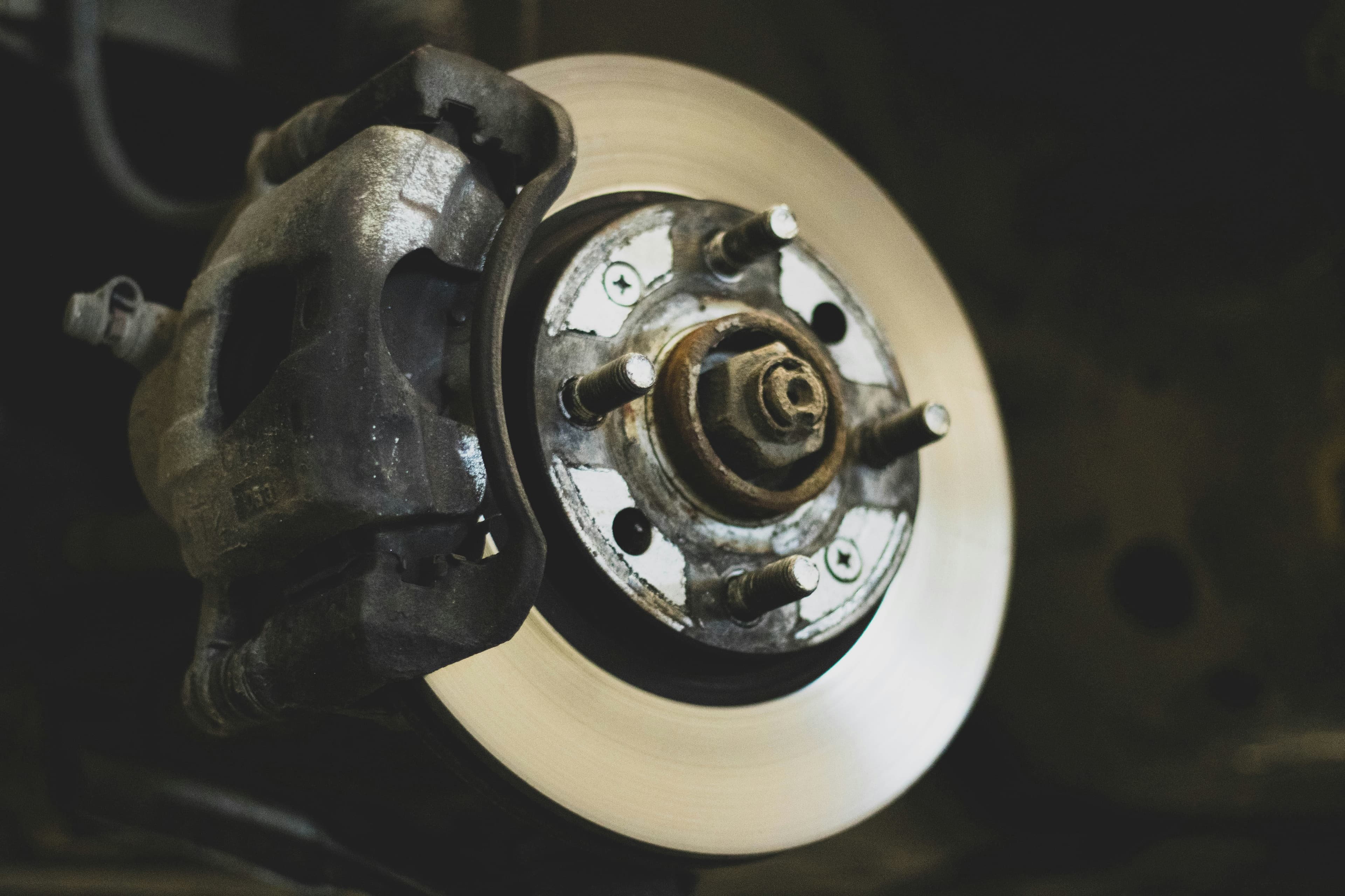 Mechanical inspection of metallic car brake disc and caliper